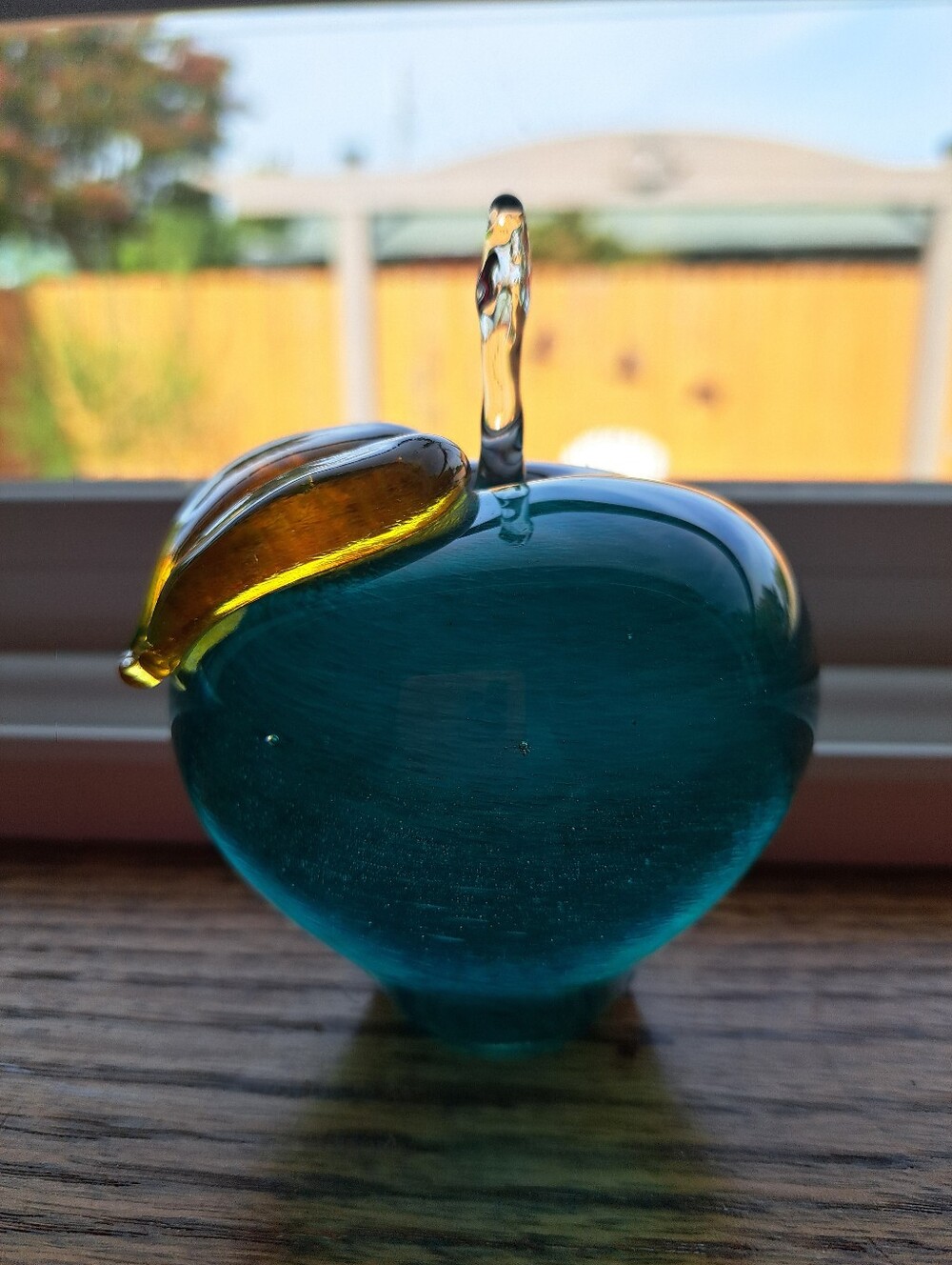 Beautiful GLASS Apple - Picture 2 of 5